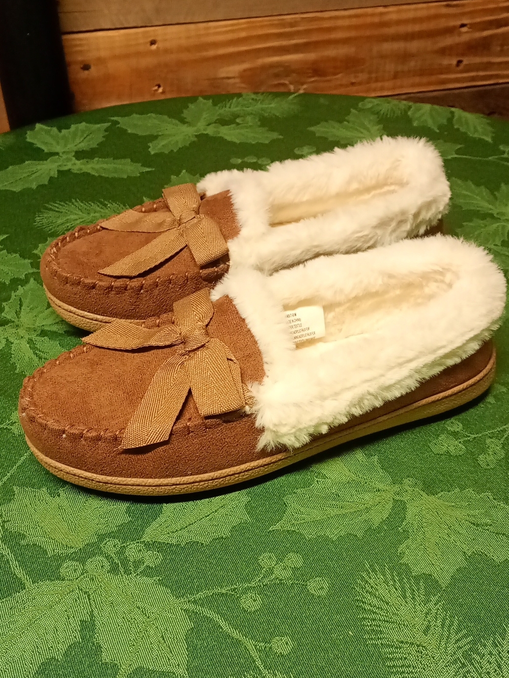 Cozy Bow-Trim Faux-Suede Slippers in Tan with Plush Cream Lining Sz 7-8 New